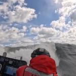 Furacão Erin: ondas atingem tripulação da Guarda Costeira dos EUA em bote