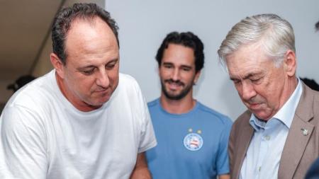 Rogério Ceni, técnico do Bahia, entrega presente a Carlo Ancelotti, treinador da Seleção Brasileira