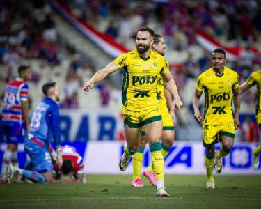 Edson Carioca celebra gol do Mirassol