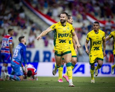 Edson Carioca celebra gol do Mirassol