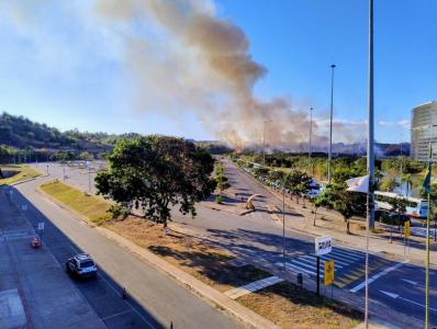Os bombeiros conseguiram controlar as chamas nas proximidades da Cidade Administrativa, mas os focos em locais de difícil acesso continuam ativos