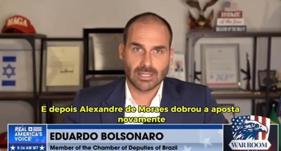 O deputado federal Eduardo Bolsonaro em entrevista ao canal conservador norte-americano Real America’s Voice