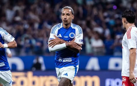 Matheus Pereira comemora gol do Cruzeiro contra o Internacional