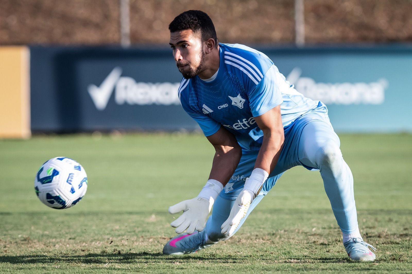 Sinisterra faz trabalho específico, e goleiro é novidade em treino do Cruzeiro