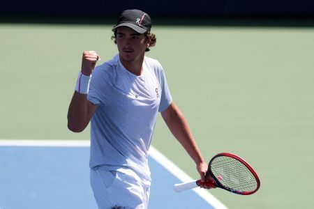 João Fonseca comemora ponto em jogo disputado nesta segunda-feira (25)