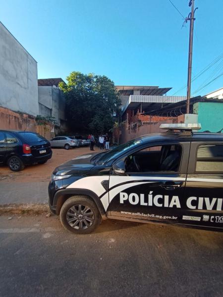 Polícia Civil esteve no local onde a mulher foi morta, no Centro de Coronel Fabriciano