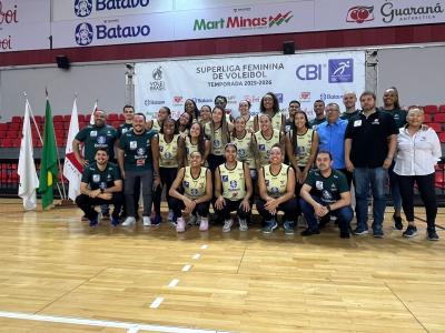 Elenco do Batavo Mackenzie durante apresentação oficial nesta terça-feira (26)