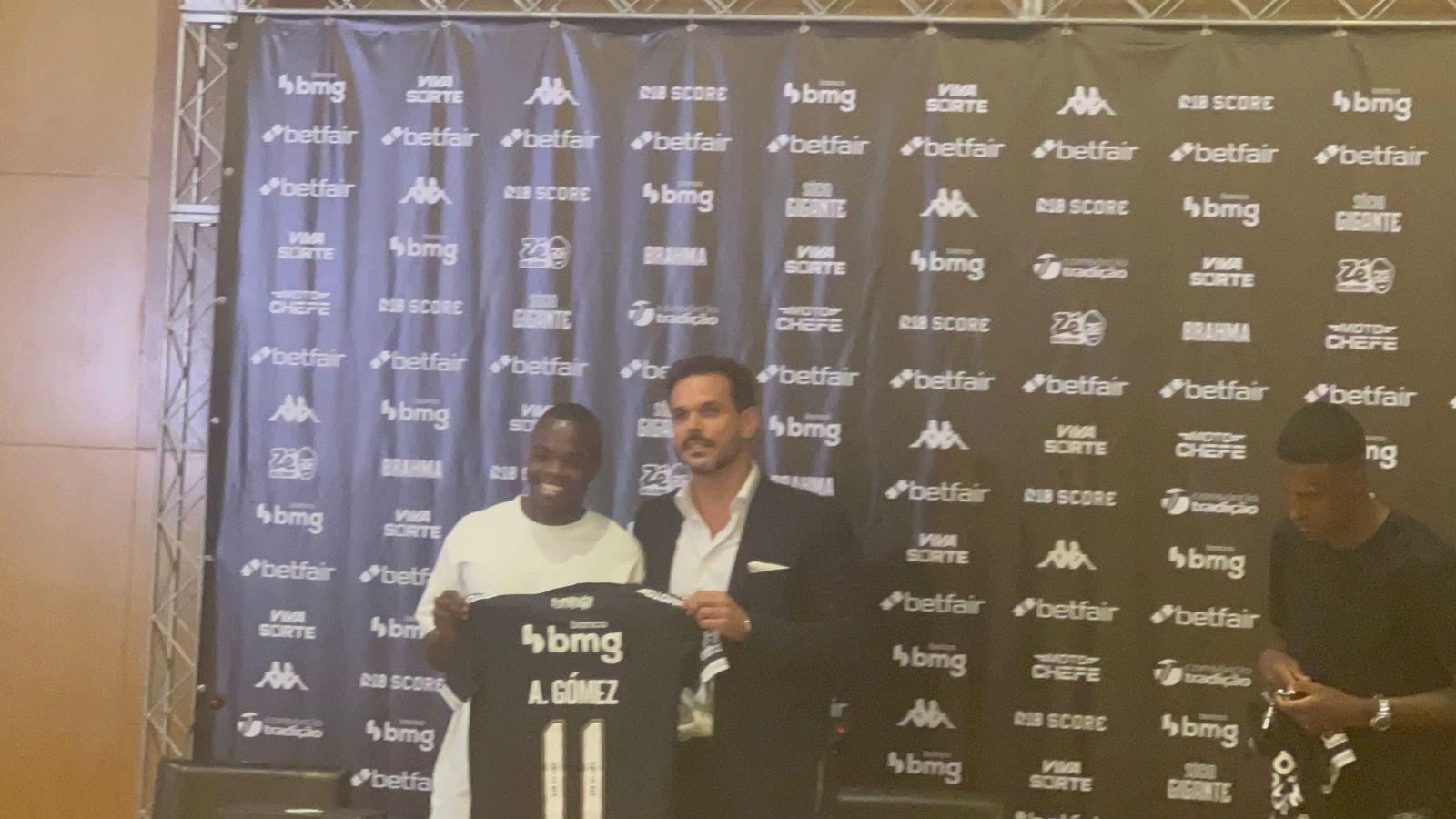 Após estreia, Andrés Gómez é apresentado no Vasco e revela escolha pelo clube