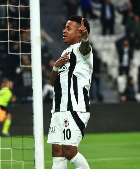 Keny Arroyo, do Besiktas, reagiu a pedidos para jogar no Cruzeiro