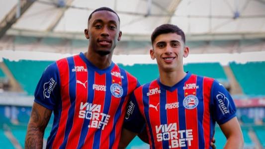 Zagueiro Luiz Gustavo (à esq.) e atacante Mateo Sanabria posam com a camisa do Bahia na Arena Fonte Nova