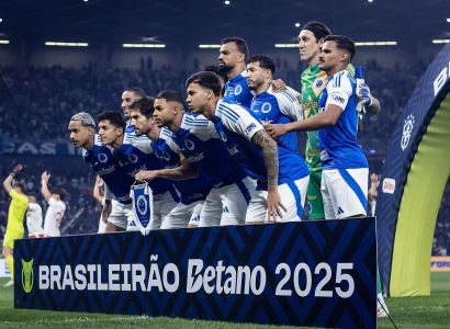 Jogadores do Cruzeiro perfilados antes de jogo no Campeonato Brasileiro