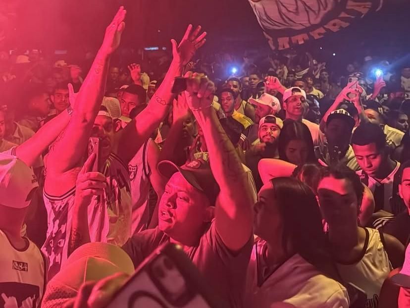Torcedores do Atlético vão à Cidade do Galo em apoio ao time na véspera do clássico