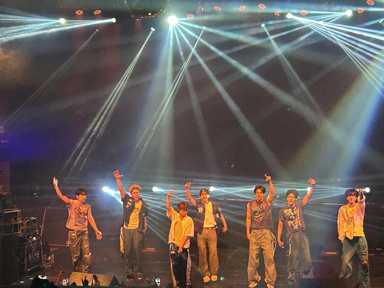 K-Pop: Younite lota casa de shows em BH e incendeia plateia mineira
