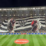 Bandeirão do Atlético rasga em festa da torcida em clássico contra o Cruzeiro