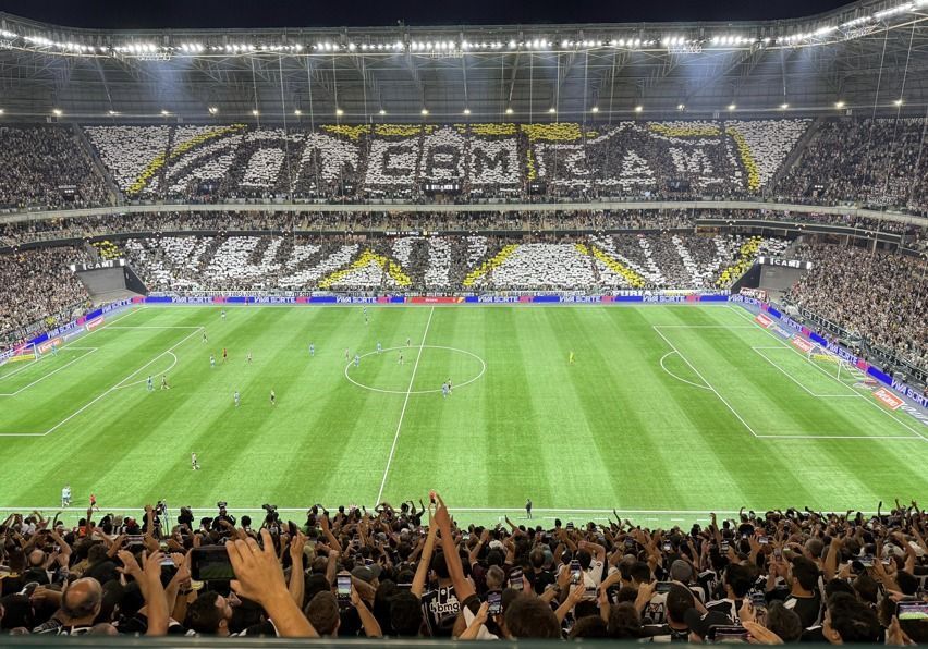 Torcida do Atlético inova e faz mosaico durante clássico com o Cruzeiro na Arena MRV