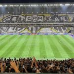 Torcida do Atlético inova e faz mosaico durante clássico com o Cruzeiro na Arena MRV