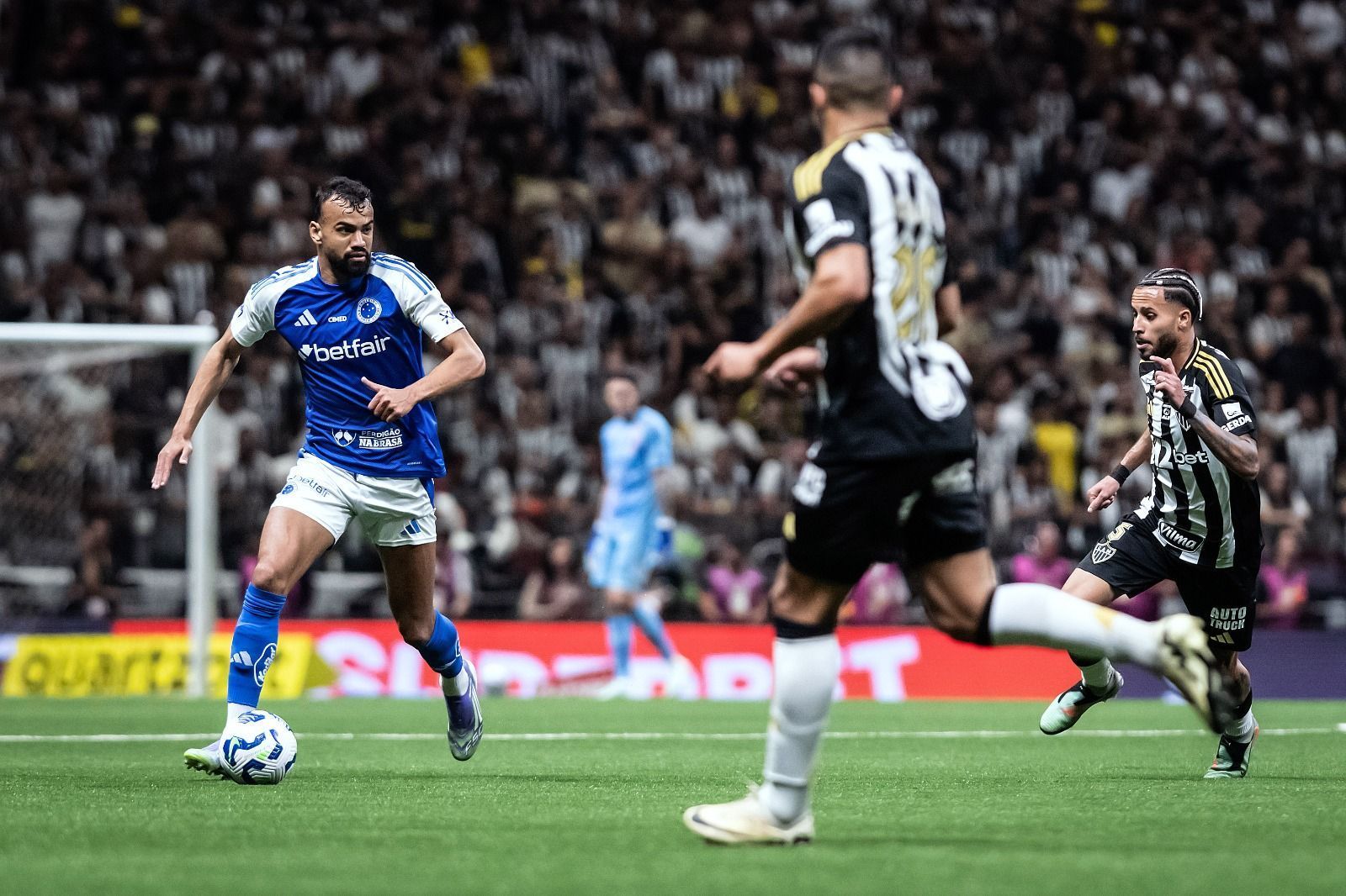 Convocado, Fabrício Bruno 'ilustra' grande fase no Cruzeiro com golaço em clássico