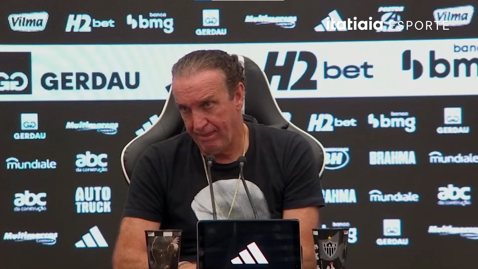Atlético: Cuca revela motivo inusitado que o deixou abatido após derrota para o Cruzeiro