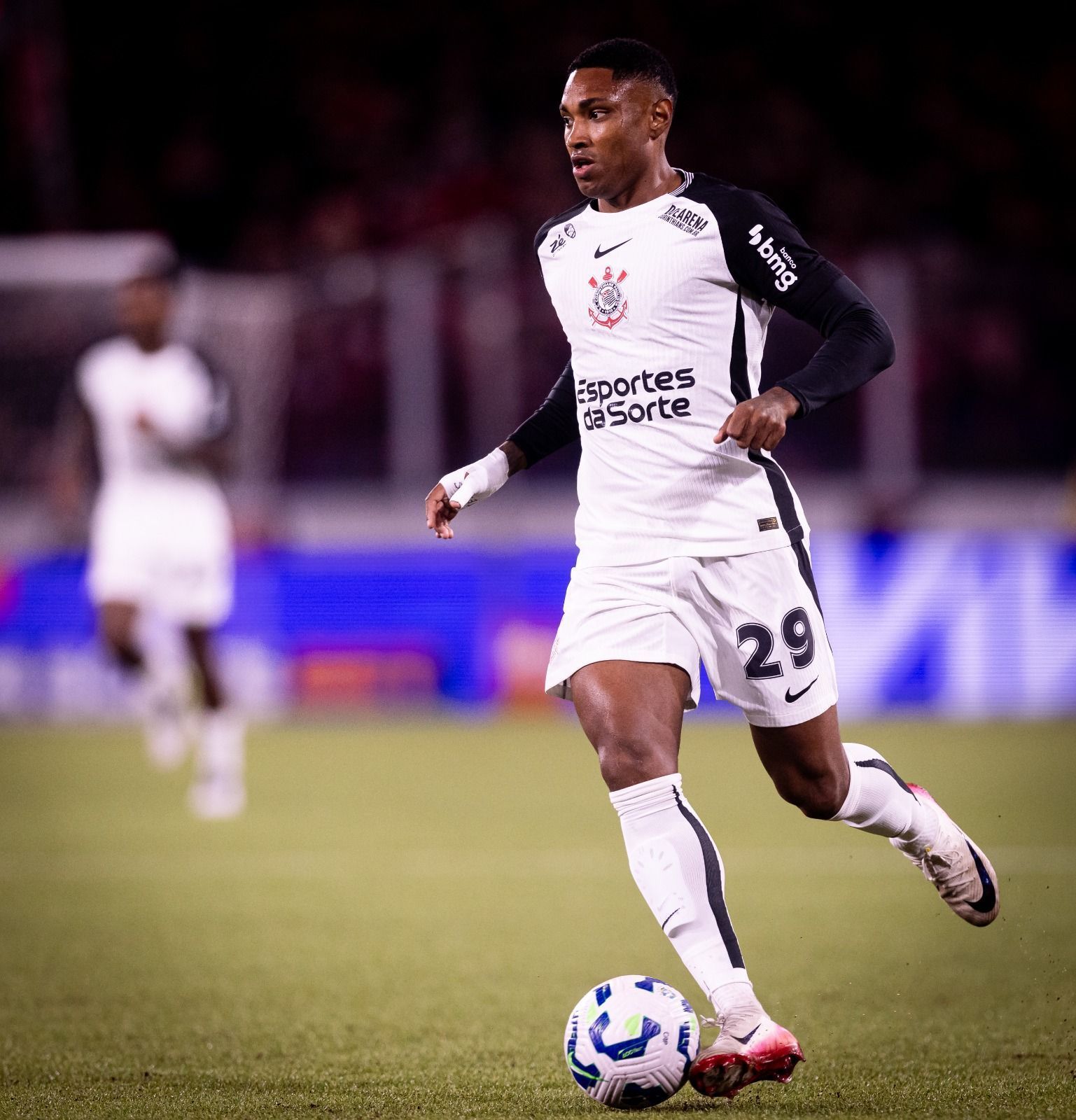 Vitinho participa de gol e se destaca em Athletico-PR x Corinthians; veja números