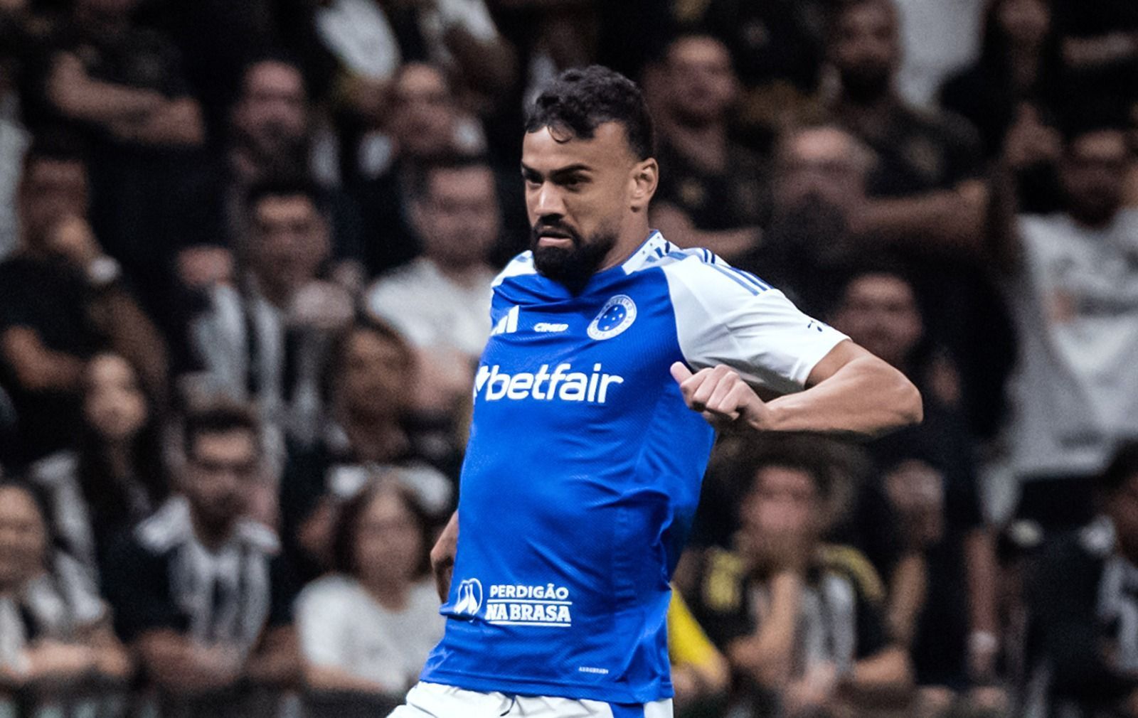 Fabrício Bruno, do Cruzeiro, abre o jogo e responde se é o melhor zagueiro do Brasil