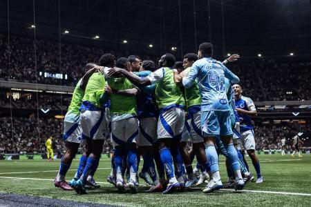 Jogadores do Cruzeiro comemoram gol contra o Atlético na Arena MRV