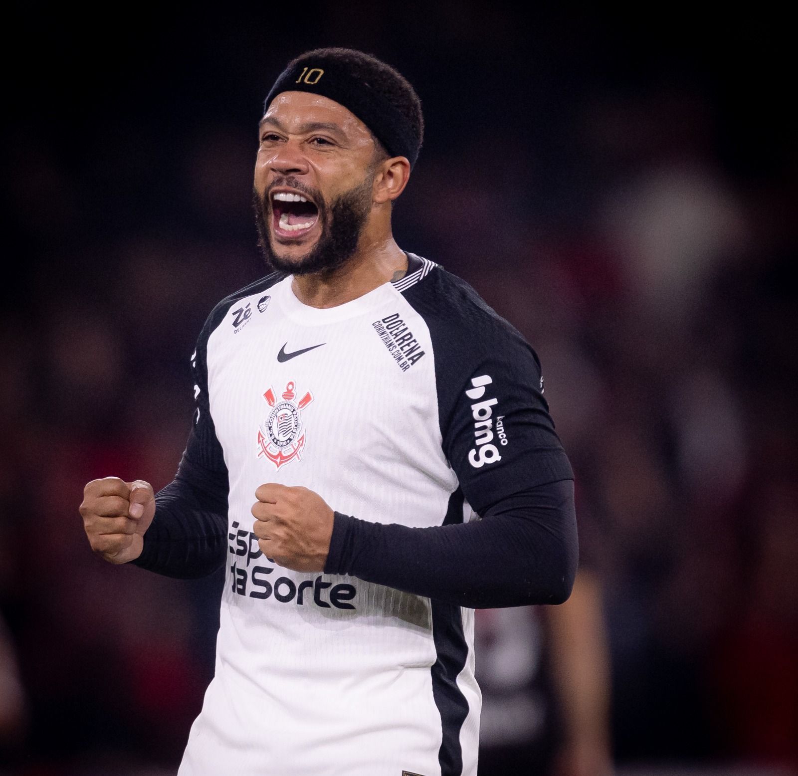 Memphis Depay, do Corinthians, brinca com torcedor do Athletico-PR: 'Sou o pai dele'