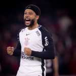 Memphis Depay, do Corinthians, brinca com torcedor do Athletico-PR: 'Sou o pai dele'