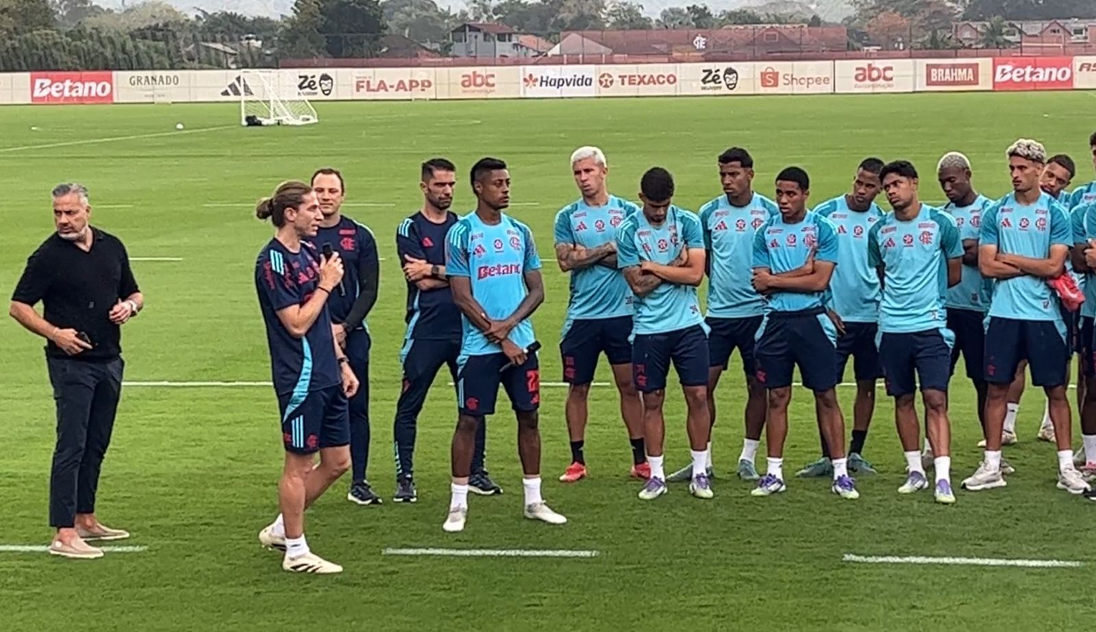 Filipe Luís e Bruno Henrique discursam aos campeões mundiais do Flamengo Sub-20