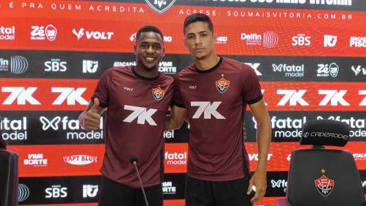 Volante Dudu e zagueiro Camutanga durante apresentação