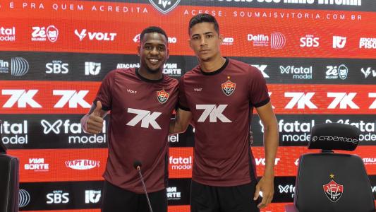Volante Dudu e zagueiro Camutanga durante apresentação