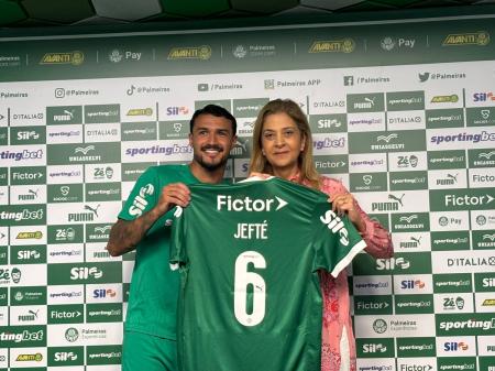Jefté foi apresentado ao lado de Leila Pereira, presidente do Palmeiras