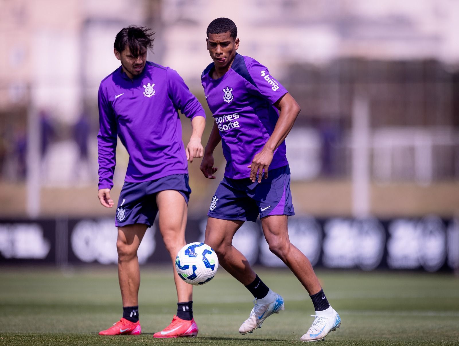 Corinthians acerta renovação com lateral que está no radar de Dorival