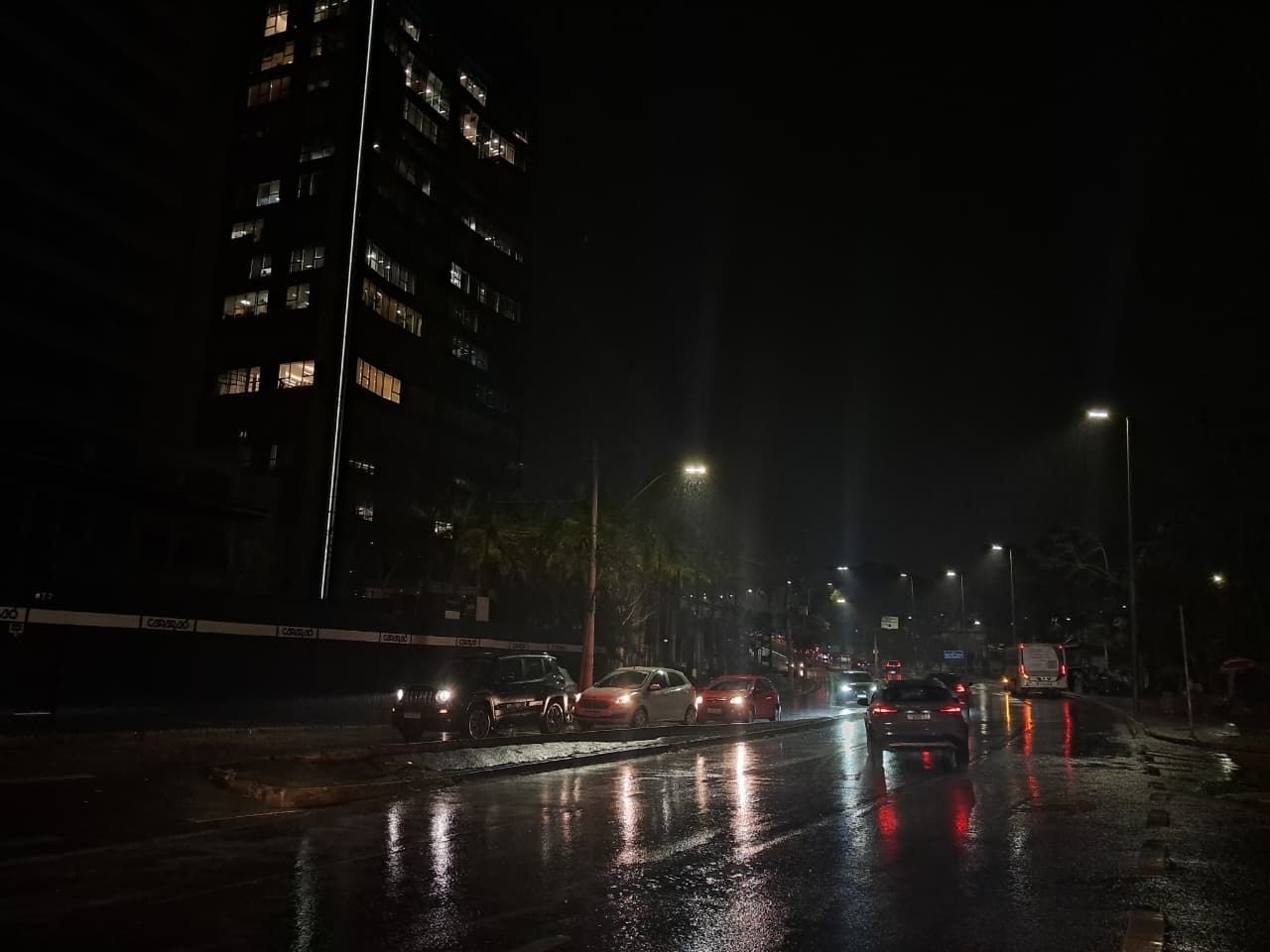 Chove extremamente forte em Belo Horizonte na noite desta terça-feira (2); veja cuidados