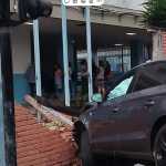 Mulher inabilitada e embriagada perde controle de carro e bate contra muro de escola, em Ipatinga