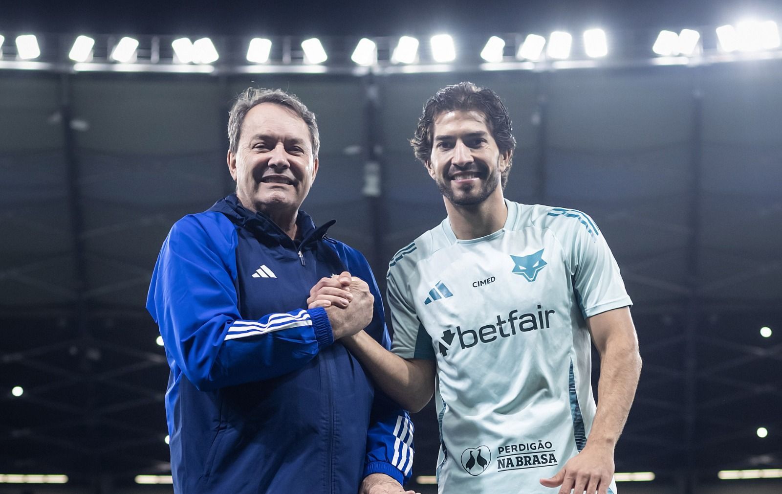 Com marca histórica, Lucas Silva é homenageado pelo Cruzeiro no Mineirão