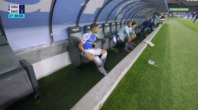 Titular deixa jogo contra o São Paulo com dores e vira preocupação no Cruzeiro