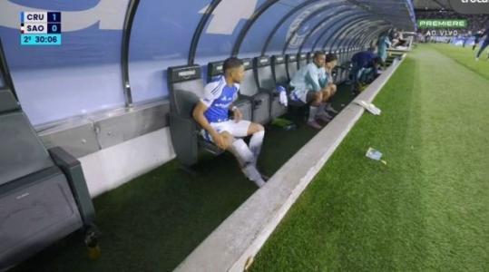 Wanderson, do Cruzeiro, no banco de reservas do Mineirão