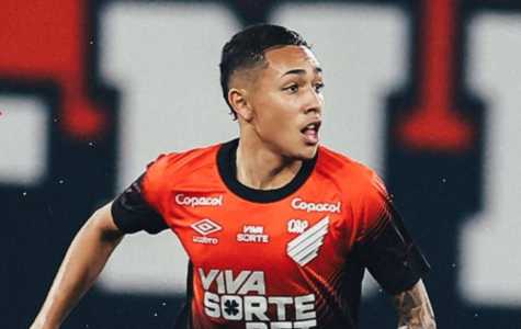 Kauã Moraes durante jogo pelo Athletico-PR