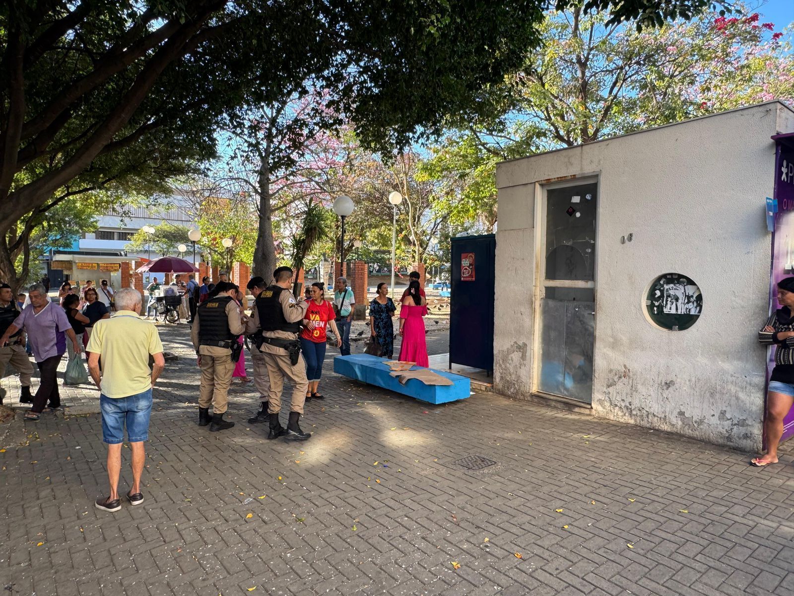 PM encontra corpo de homem em praça de Montes Claros