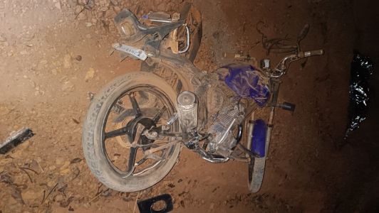 Imagem de uma da motos envolvusda em acidente na zona rural de Rio Pardo de Minas