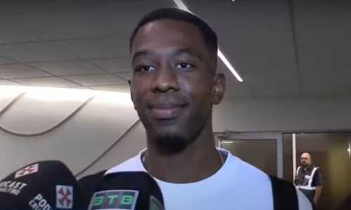 Carlos Cuesta chegou para assinar contrato com o Vasco