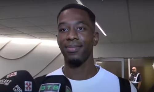 Carlos Cuesta chegou para assinar contrato com o Vasco
