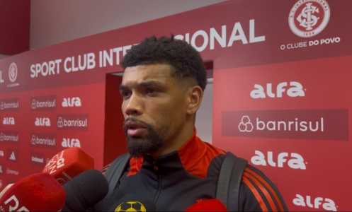 Juninho, zagueiro do Inter, parou na zona mista após a vitória sobre o Fortaleza