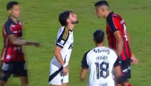 Biel e Camutanga em discussão durante jogo entre Vitória e Atlético