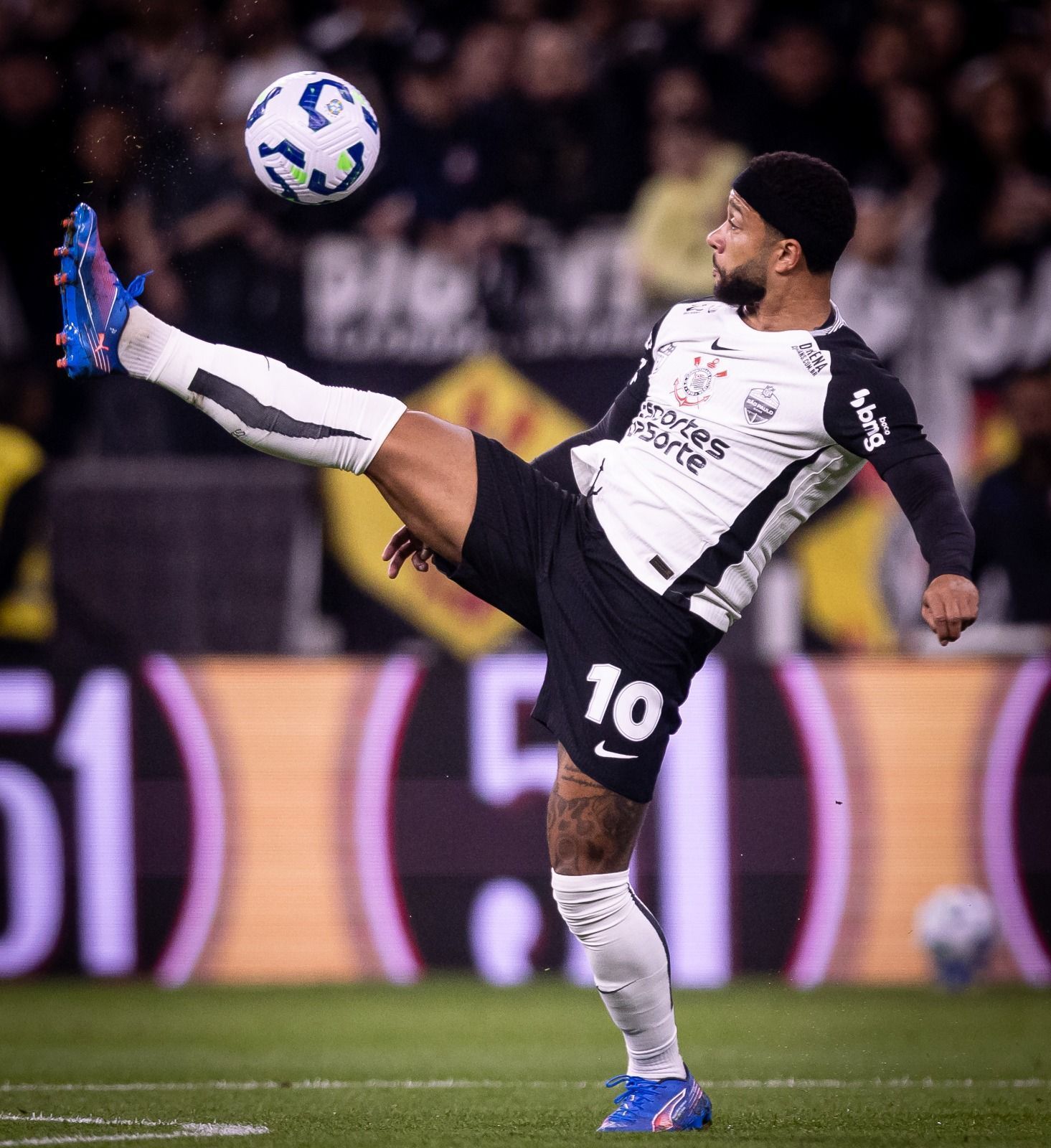 Corinthians faz acordo por dívida milionária com atacante Memphis Depay