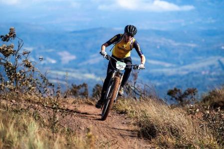 Atleta de Mountain Bike em ação, em Nova Lima