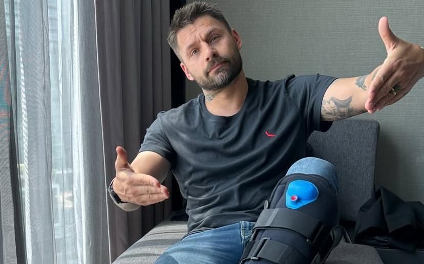 Campeão pelo Cruzeiro sofre grave lesão contra lendas do Barcelona e manda recado