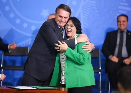 O ex-presidente Jair Bolsonaro e a senadora Damares Alves