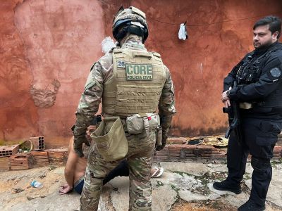 Polícial da quipe de Coordenação de Recursos Especiais, em operaçao em Montes Claros