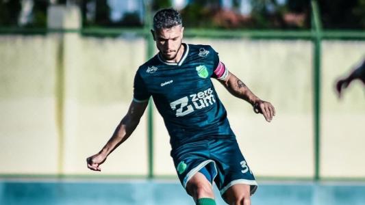 Zagueiro Ícaro, capitão do Floresta, em ação pelo clube